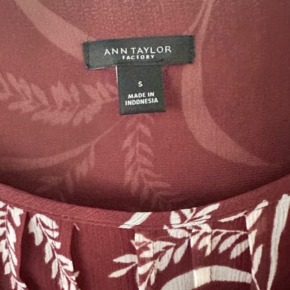 Ann Taylor Maroon and White Leaf Pattern Blouse size S - Picture 2 of 10
